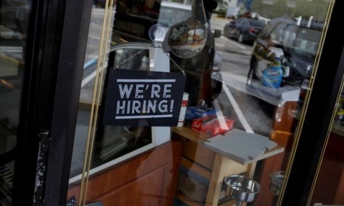 Estados Unidos creó 2,5 millones de empleos en mayo y la tasa de desocupación cayó a 13,3%