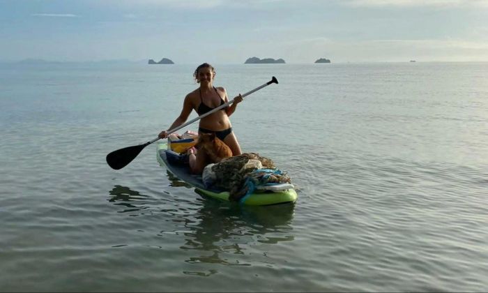 Quedó varada en Tailandia y convirtió la limpieza de playas en parte de su rutina