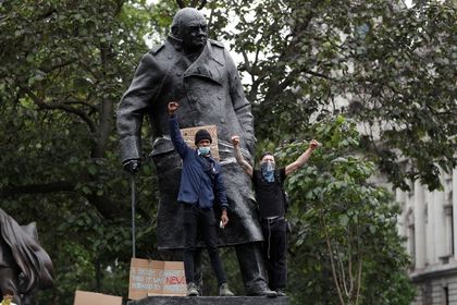 Vandalizaron el monumento a Churchill en Londres y tiraron una estatua al río en Bristol