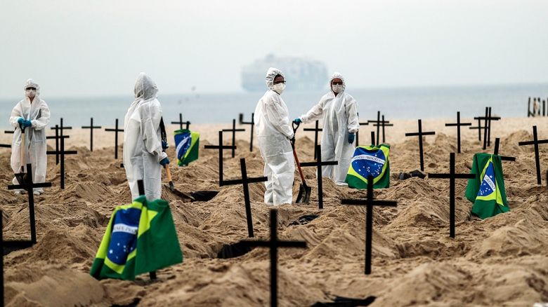Impactante protesta contra Bolsonaro: cavan fosas comunes en una playa de Copacabana