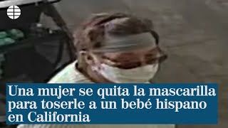 Una mujer se quita la mascarilla para toser a un niño por hablar español