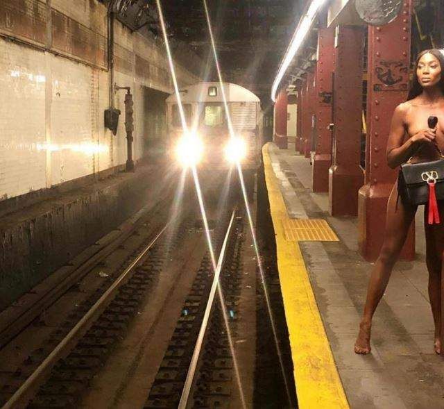 Naomi Campbell comparte unas imágenes sin ropa en el metro