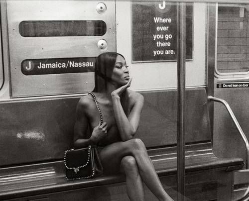 Naomi Campbell comparte unas imágenes sin ropa en el metro
