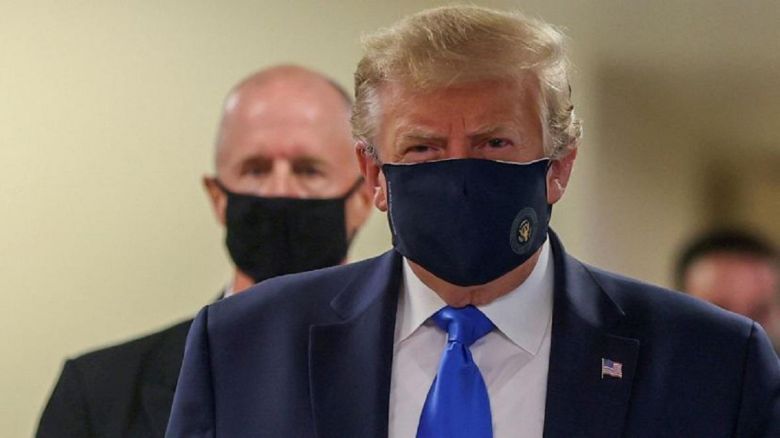Trump apareció con barbijo por primera vez en lo que va de la pandemia
