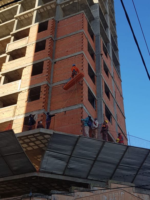 Un obrero debió ser hospitalizado tras sufrir una caída en un edificio en construcción