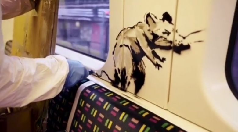 Banksy pintó un vagón del metro de Londres con mensajes por el covid-19