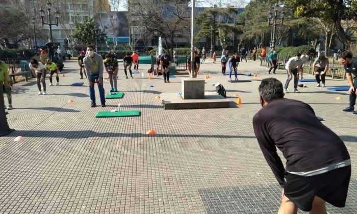 Responsables de gimnasios concretaron una clase pública en plaza Roca