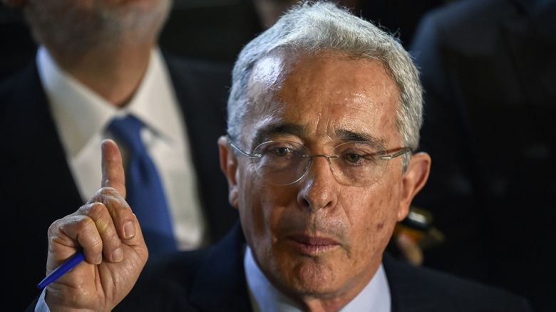 En su primer día de detención domiciliaria, Uribe da positivo en coronavirus