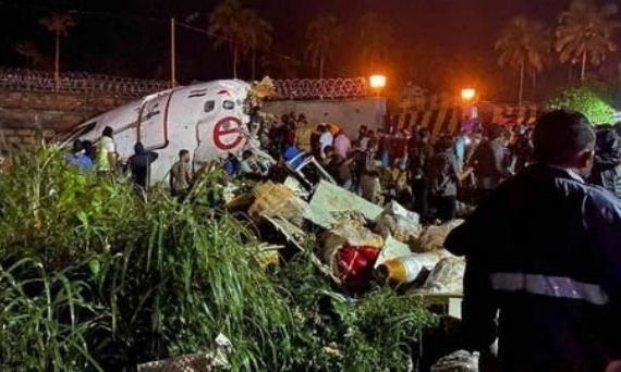 Al menos 50 heridos y 11 muertos al salirse de pista un avión con 191 pasajeros en India