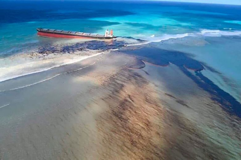 Un derrame de petrolero pone en emergencia a la paradisíaca isla Mauricio