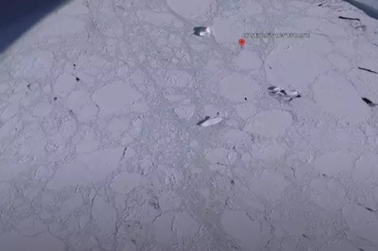 Google Earth: descubren una extraña figura de hielo de más de 120 metros de largo en la Antártida