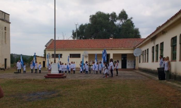Entre clases virtuales con mala conectividad y tareas en la tranquera: cómo subsiste la escuela rural de El Cano 
