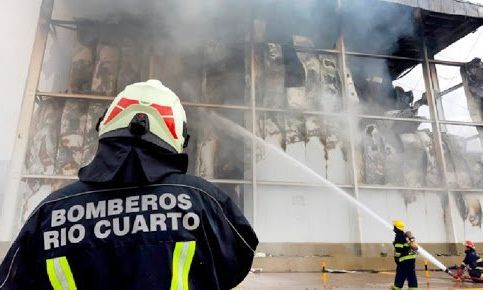 De 74 bomberos que tiene Río Cuarto, solo pueden actuar 20 porque el resto tiene los equipos de protección vencidos