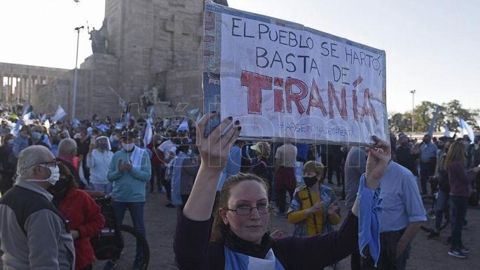 Una protesta contundente con barbijos y banderas de Argentina en contra de la reforma judicial