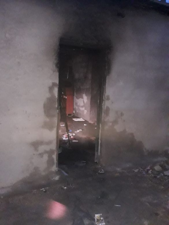 Una precaria casa donde vivían una joven madre con cinco hijos se quemó por completo en barrio Oncativo
