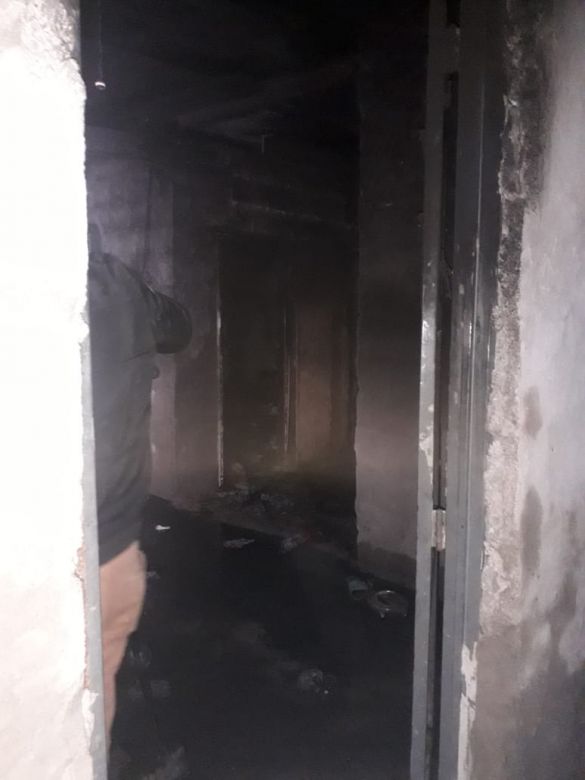 Una precaria casa donde vivían una joven madre con cinco hijos se quemó por completo en barrio Oncativo