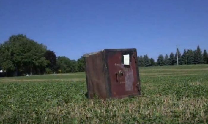 Misterio: aparece una caja fuerte en medio de un campo con una desafiante nota