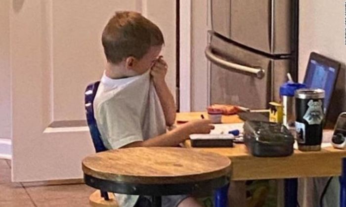 Capta a su hijo de cinco años llorando y frustrado en plena clase virtual