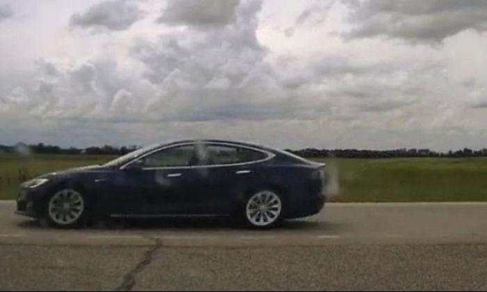 Un conductor iba en su Tesla a 150 km/h y durmiendo una siesta