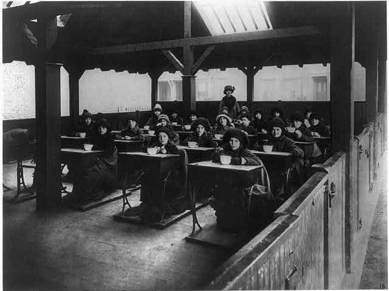 El ingenioso enfoque que hace 100 años permitió el regreso a la escuela de millones de niños en medio de una epidemia