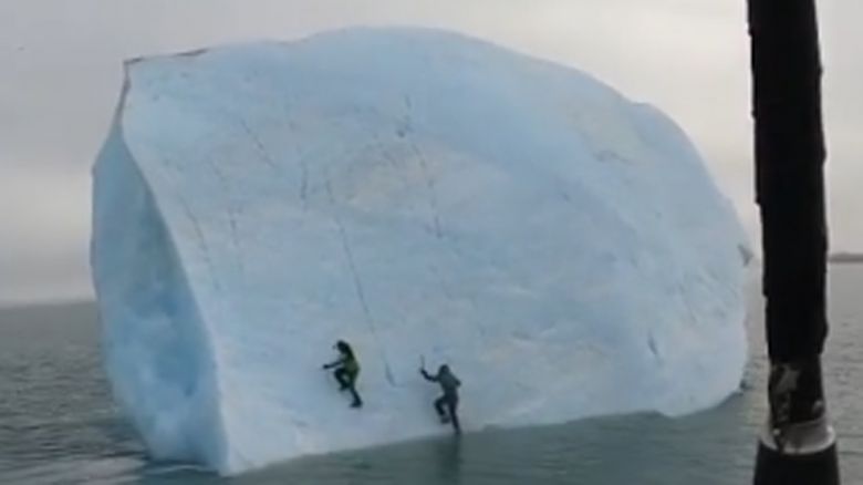 Un iceberg se hunde en plena escalada