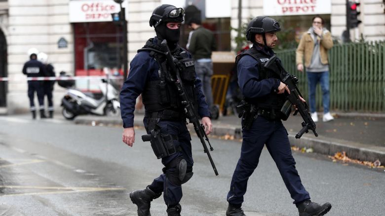 El Gobierno francés califica de “terrorismo islamista” el ataque con cuchillo en París