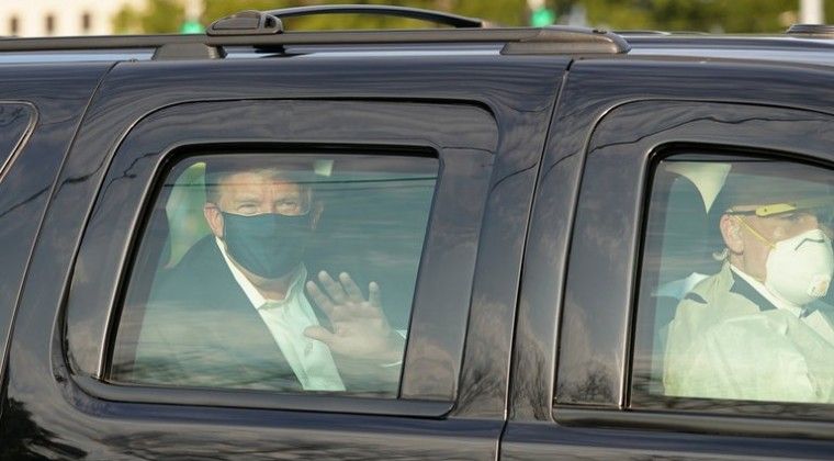 Trump sale por sorpresa del hospital para saludar a sus simpatizantes desde el coche
