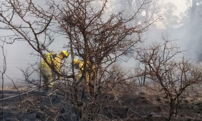 Los incendios de Achiras y zona de Cruz del Eje centraban las acciones de combate de los bomberos