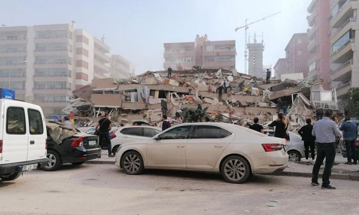 Sismo y tsunami en Turquía: al menos 8 muertos, 120 heridos y personas atrapadas bajo escombros