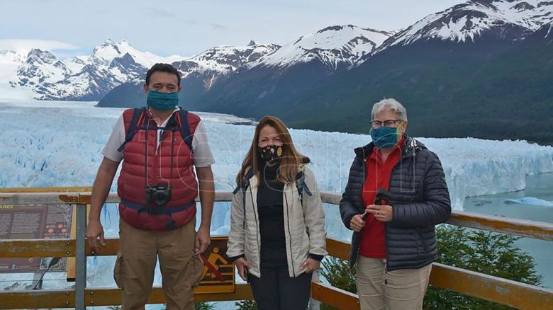 Un grupo de extranjeros entre los primeros visitantes al Parque Nacional Los Glaciares