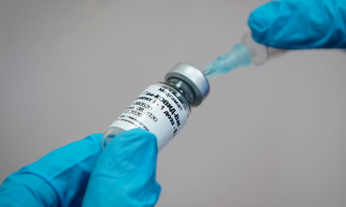 La vacuna de Oxford produce fuerte respuesta inmune en adultos mayores