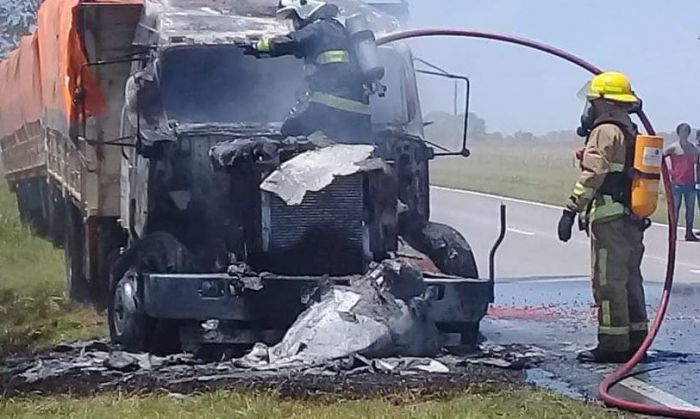 Daños totales al incendiarse la cabina de un camión que transportaba maní en Alejandro Roca