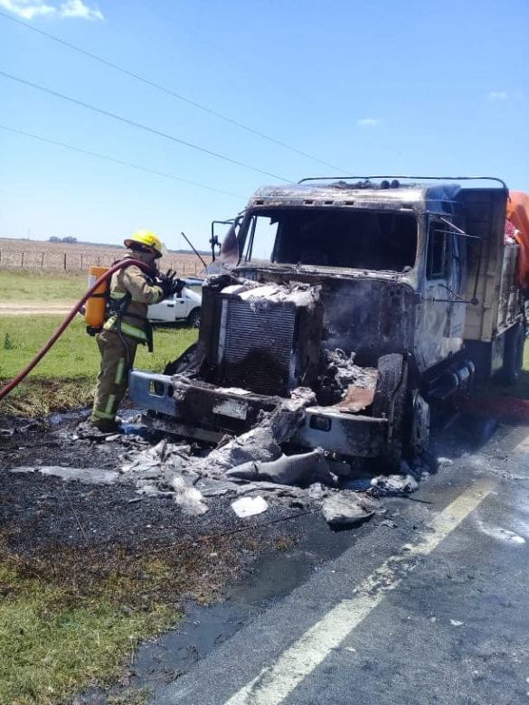 Daños totales al incendiarse la cabina de un camión que transportaba maní en Alejandro Roca