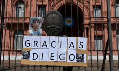 Los argentinos le rinden honor a Maradona en su velorio 
