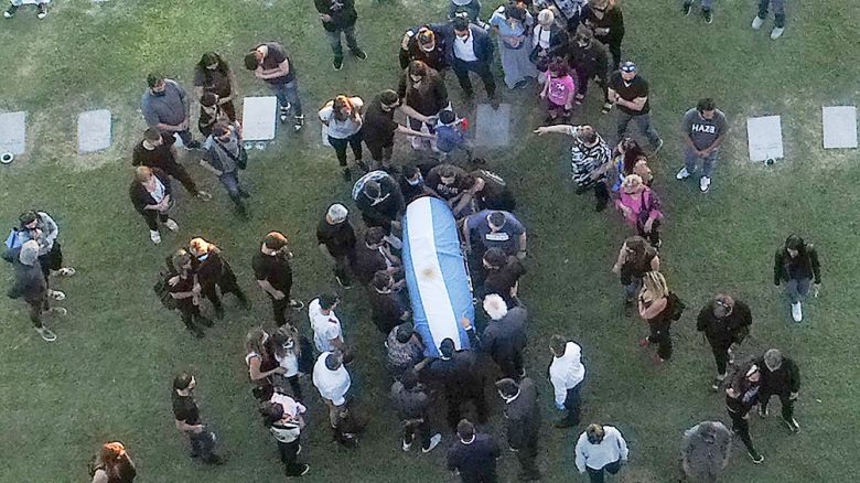 Unos 200 policías custodian el acceso al cementerio donde descansan los restos de Maradona