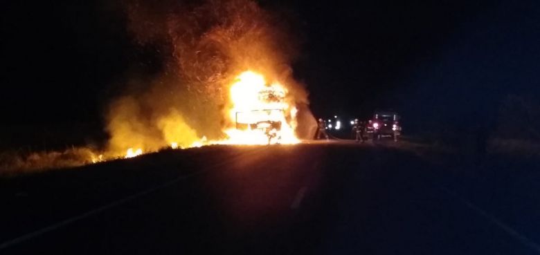 Un camión se prendió fuego por un cortocuito