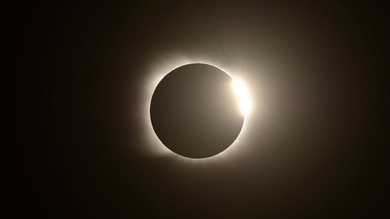 El eclipse solar brindó un espectáculo único en la Argentina y en Chile