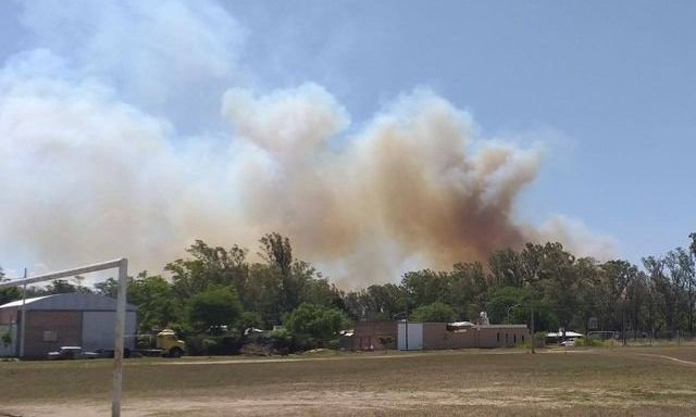 Un incendio en los alrededores de la Fábrica Militar de Río Tercero provocó un intenso trabajo de bomberos