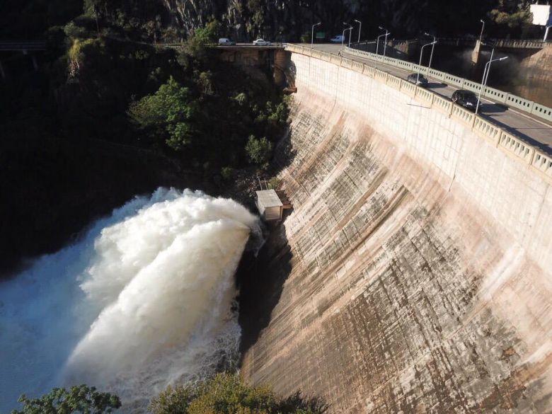Abrieron una válvula del dique San Roque para equilibrar el caudal de agua