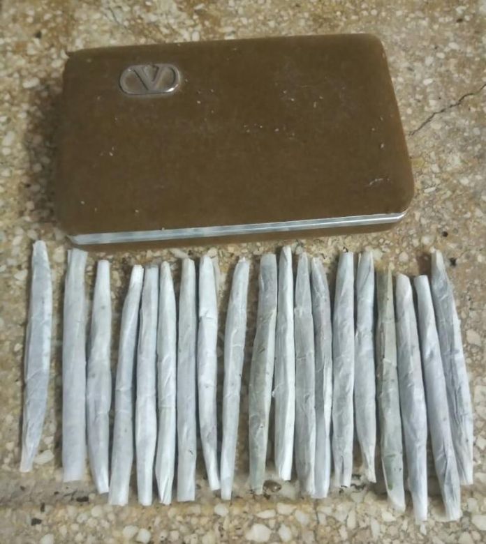 Un detenido por llevar varios cigarrillos de marihuana