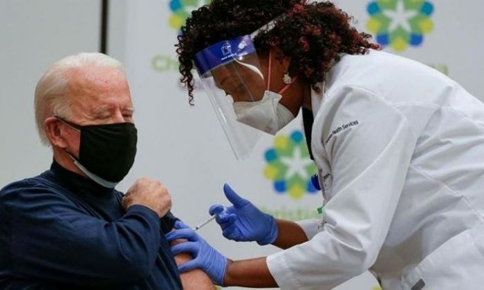 Joe Biden recibió la vacuna contra el coronavirus y comenzó la distribución en Estados Unidos