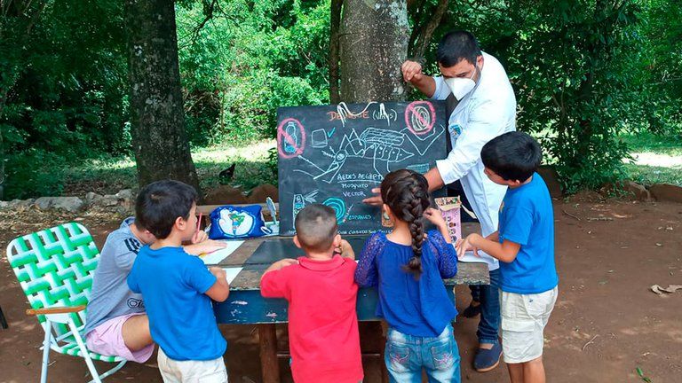 Cómo funciona la única escuela ambulante del país que educa y ayuda a niños de 14 comunidades de Misiones