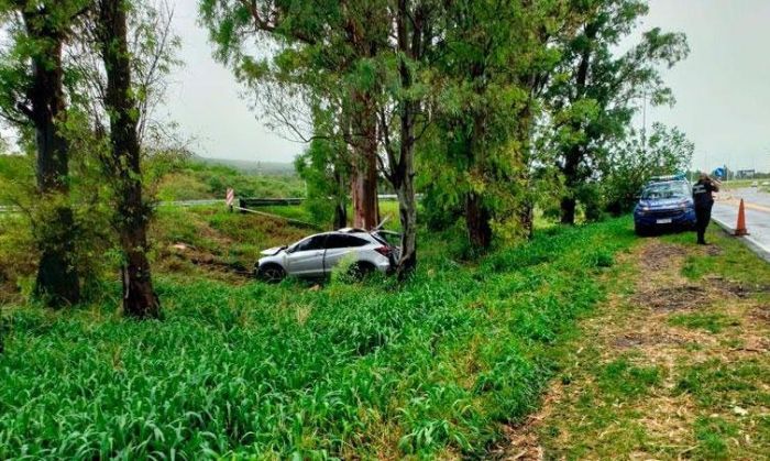 Un hombre falleció tras chocar contra un árbol en la autopista Córdoba - Carlos Paz