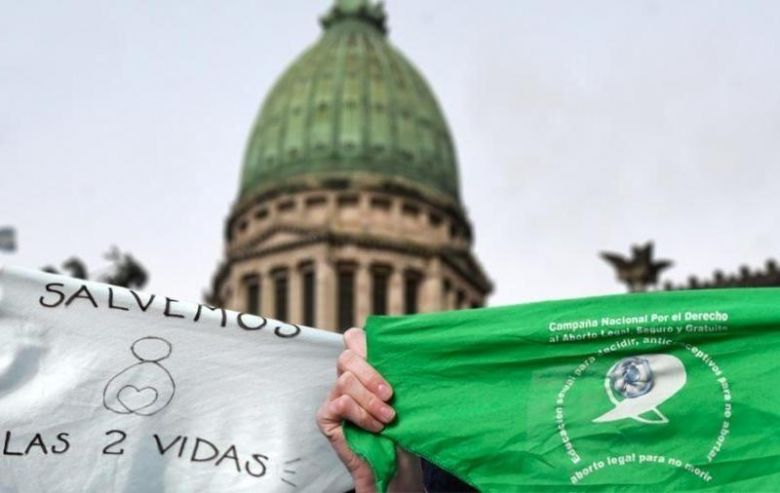 Vigilia de pañuelos verdes y celestes, por la ley de la legalización del aborto 