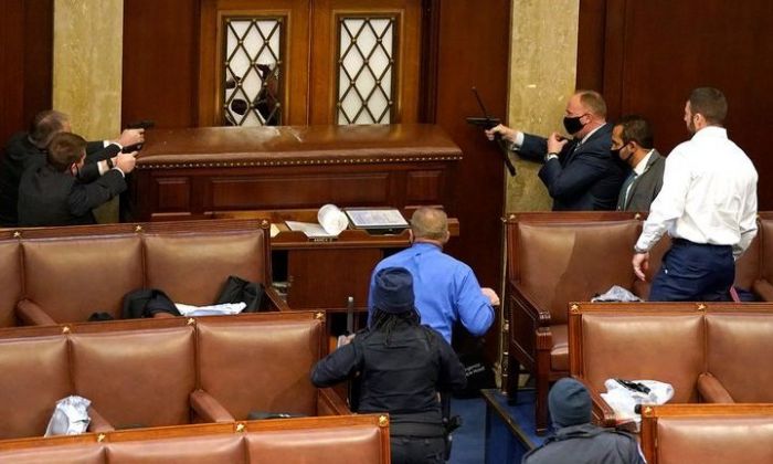 Tensión en Washington: el Senado entró en receso y el vicepresidente Mike Pence fue evacuado del Capitolio por los disturbios