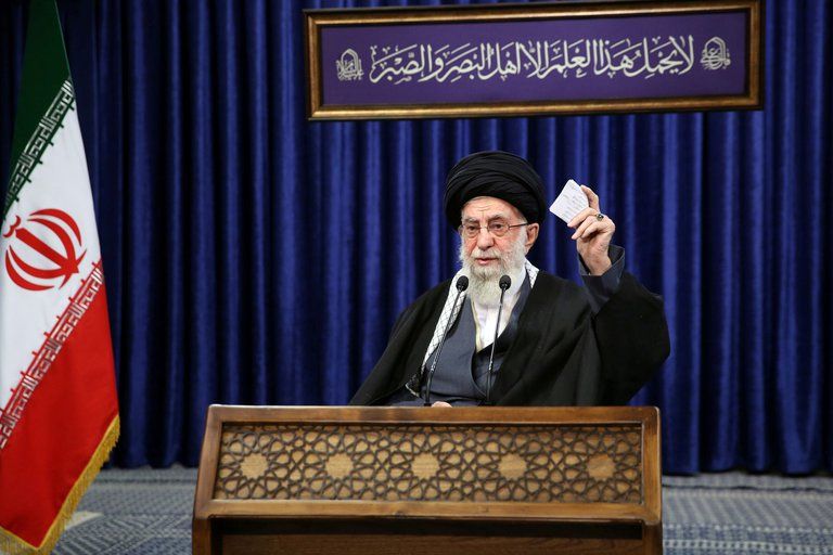El ayatollah Khamenei prohibió las vacunas Pfizer, Moderna y Oxford en Irán