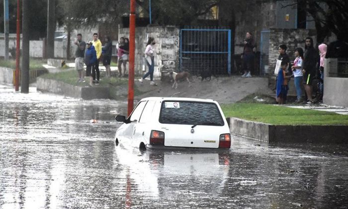 Impresionante caída de piedra y lluvia en Santa Rosa de La Pampa: se inundaron casas y evacuaron 100 personas