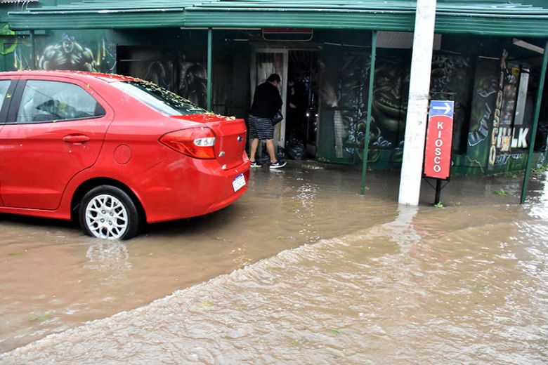 Impresionante caída de piedra y lluvia en Santa Rosa de La Pampa: se inundaron casas y evacuaron 100 personas