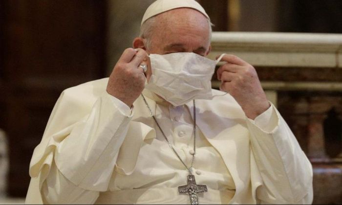 Francisco fue vacunado contra el Covid-19 en el Vaticano