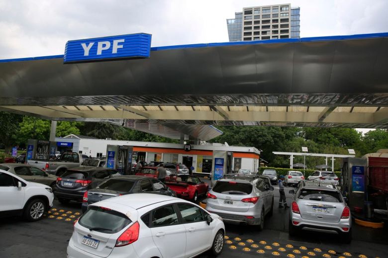 Naftas: a la medianoche YPF aumentó 3,5% la nafta y el gasoil